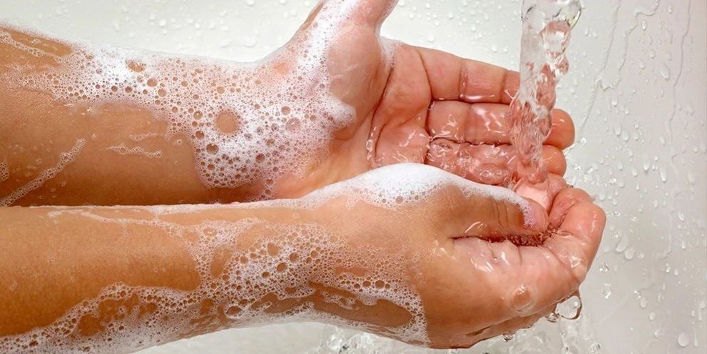 rankų plovimas, kad būtų išvengta parazitų užkrėtimo