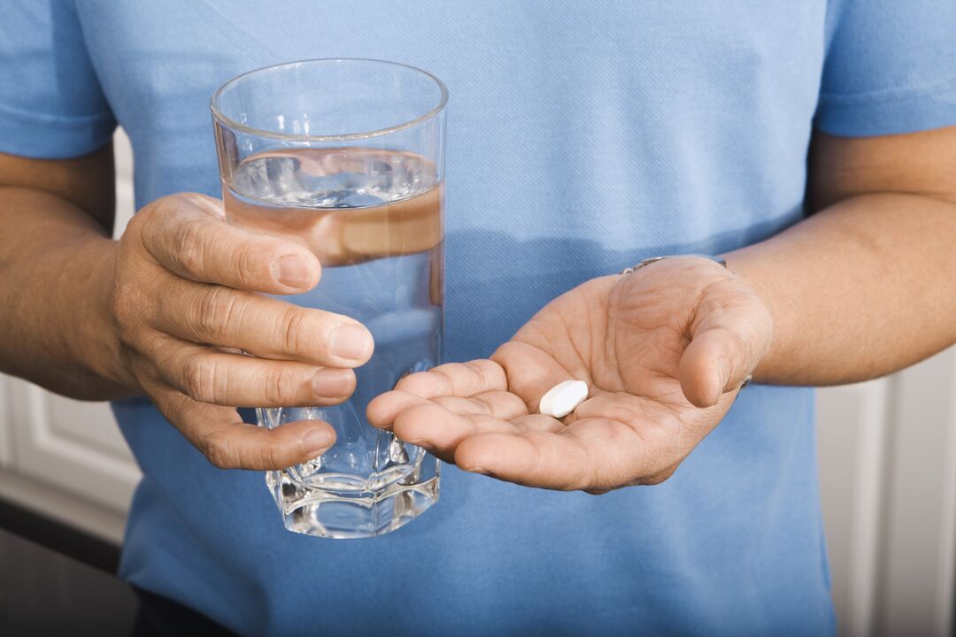vyras geria tabletes nuo parazitų