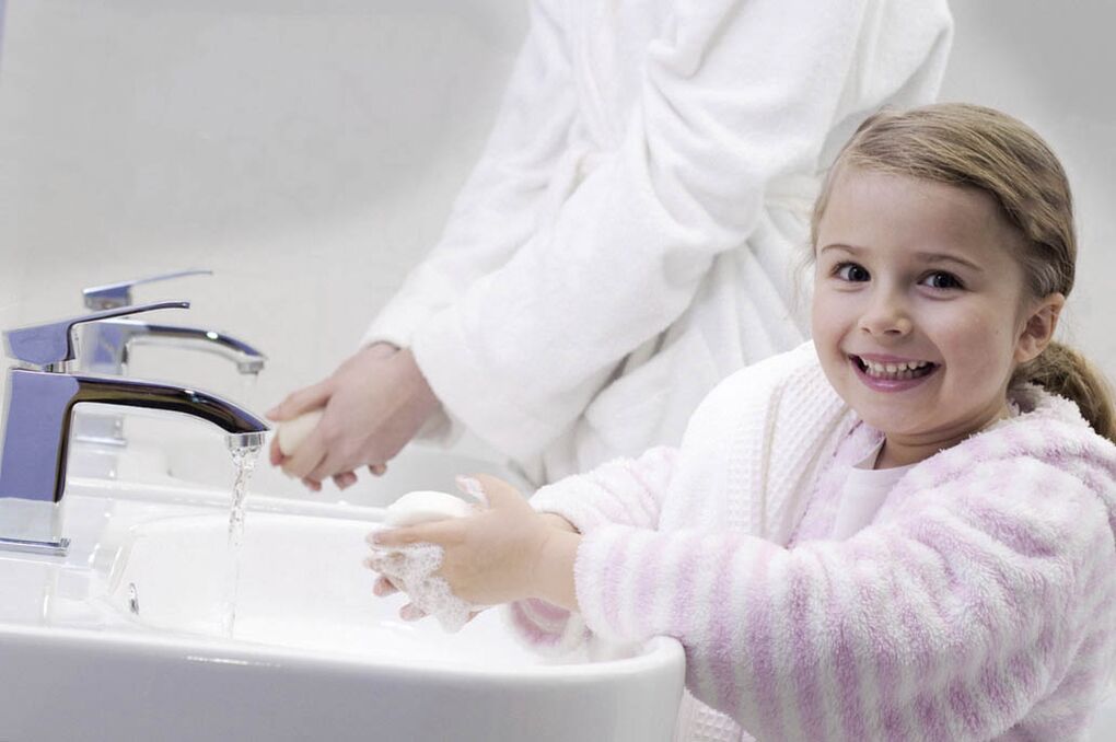 rankų plovimas, kad būtų išvengta užsikrėtimo kirmėlėmis