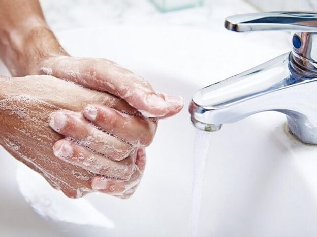 rankų plovimas dehelmintizacijos metu